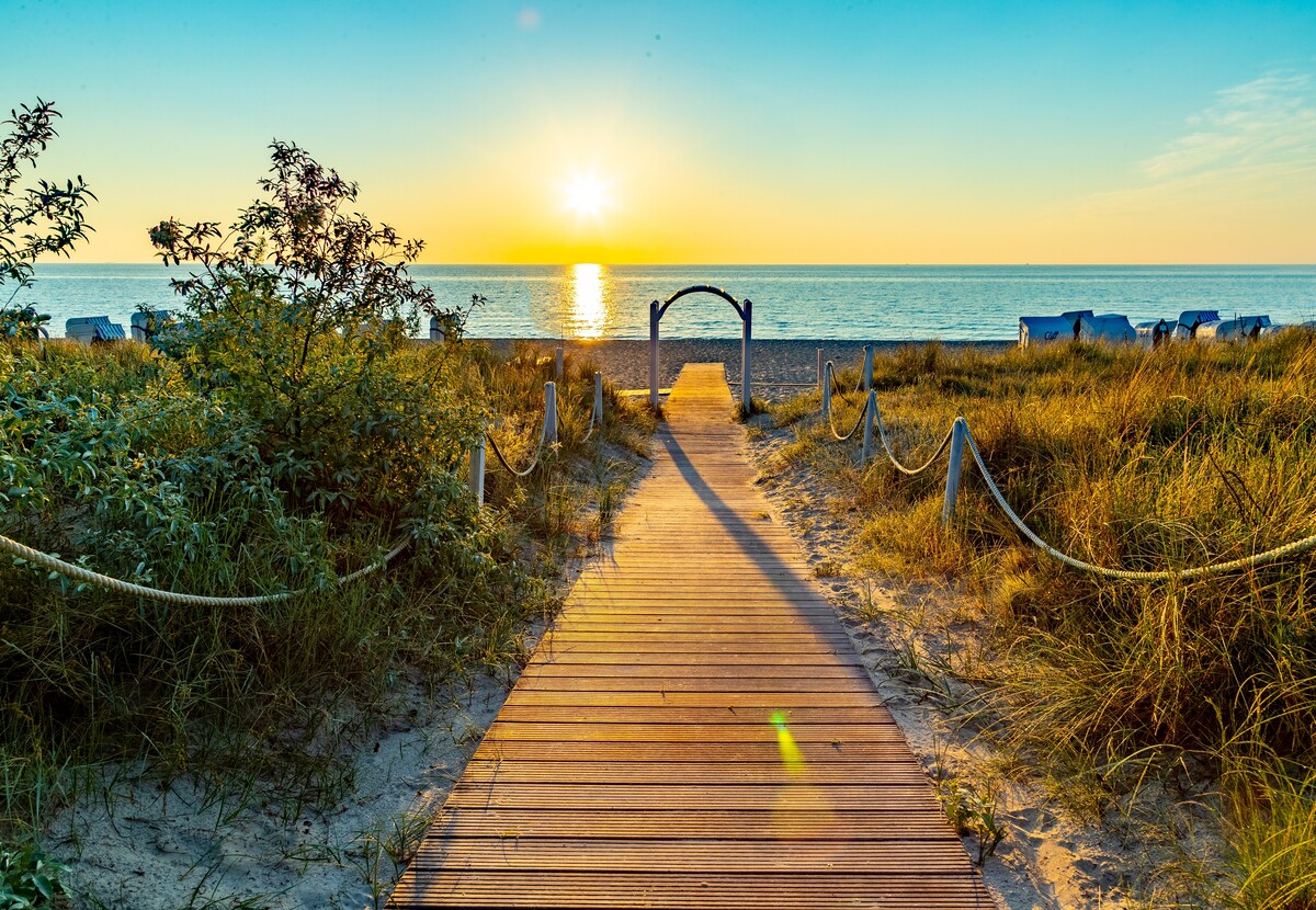 Strandzugang vom Cliff Hotel Rügen im Sonnenuntergang