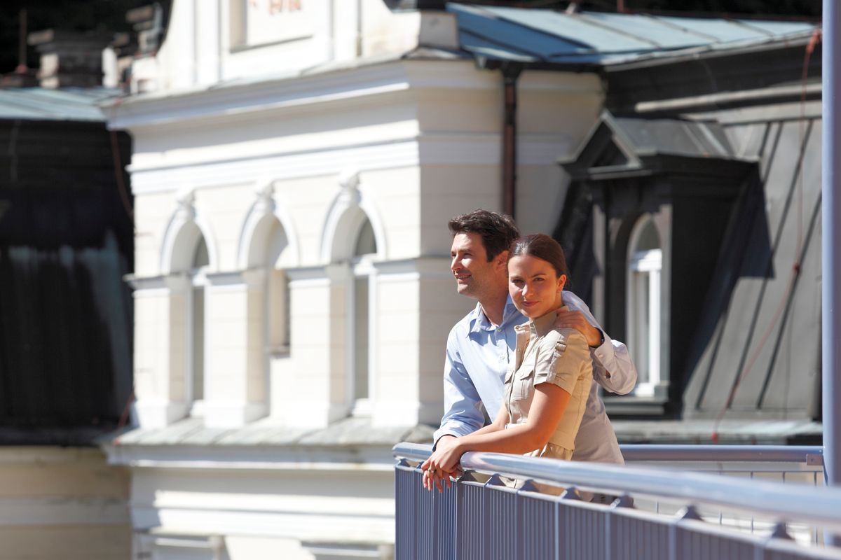 Paar auf Balkon im Maria Spa, Marienbad