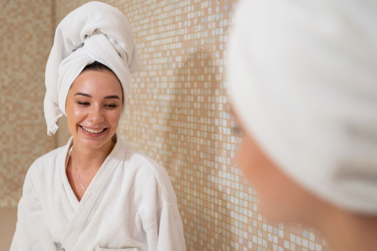 Zwei Frauen im Bademantel