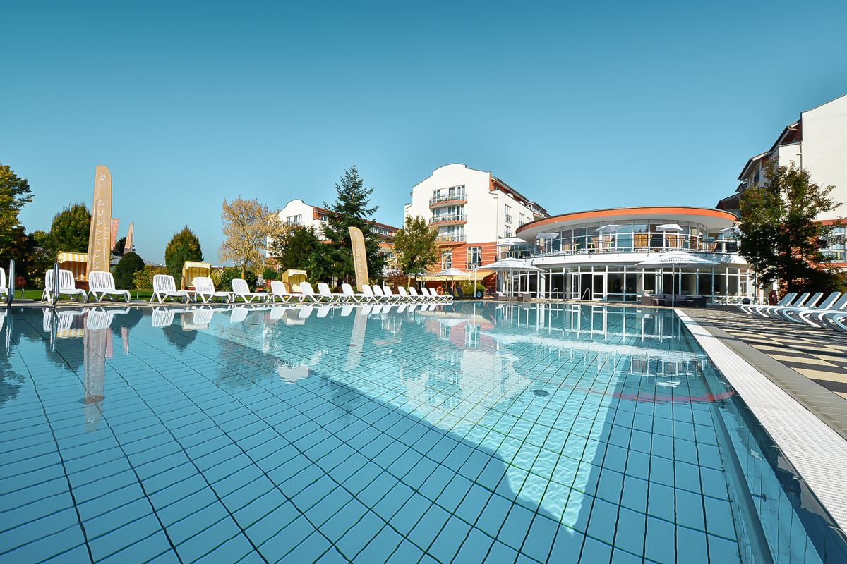 The Monarch Hotel - Außenansicht mit Pool
