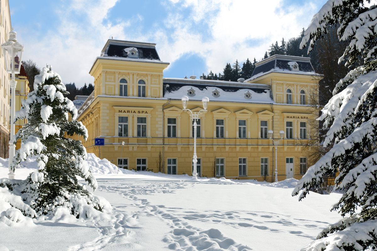 Verschneites Hotel Maria Spa in Marienbad, Tschechien