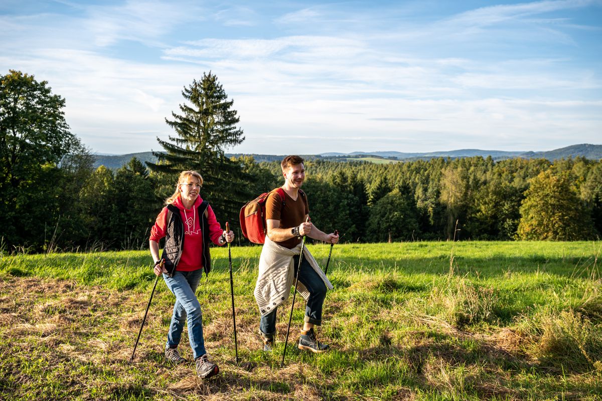 Paar beim wandern im Thüringer Wald