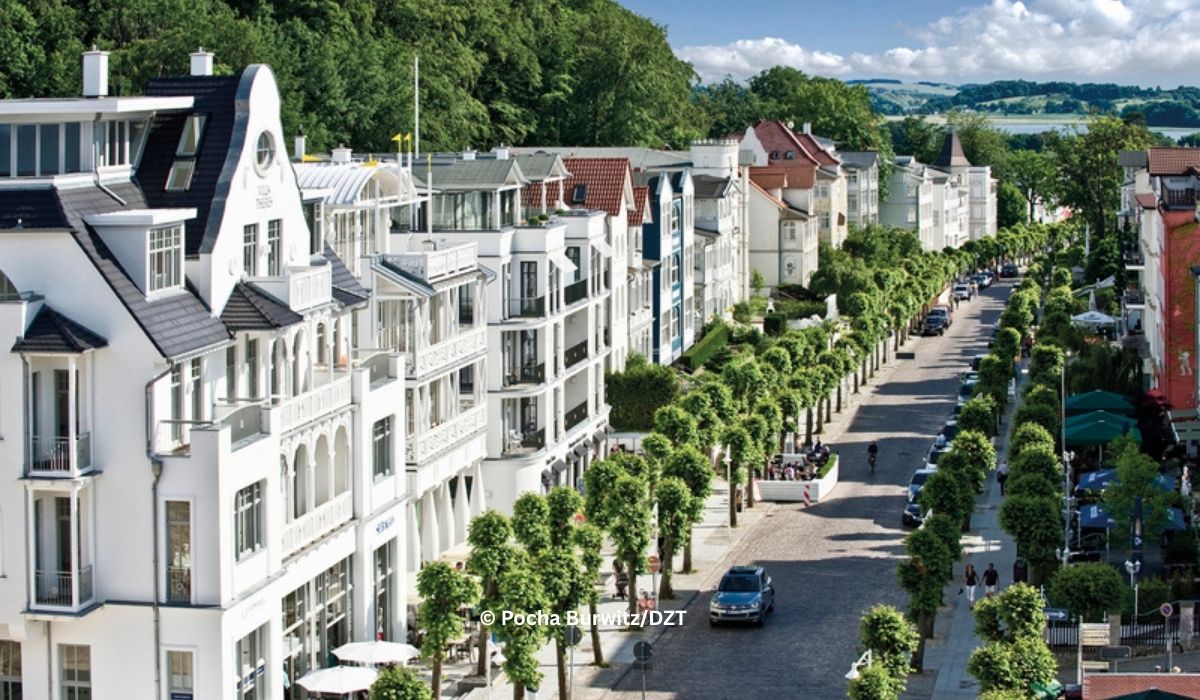 Kurverwaltung Sellin mit herrlicher Allee, Bäderarchitektur und Ostseeblick