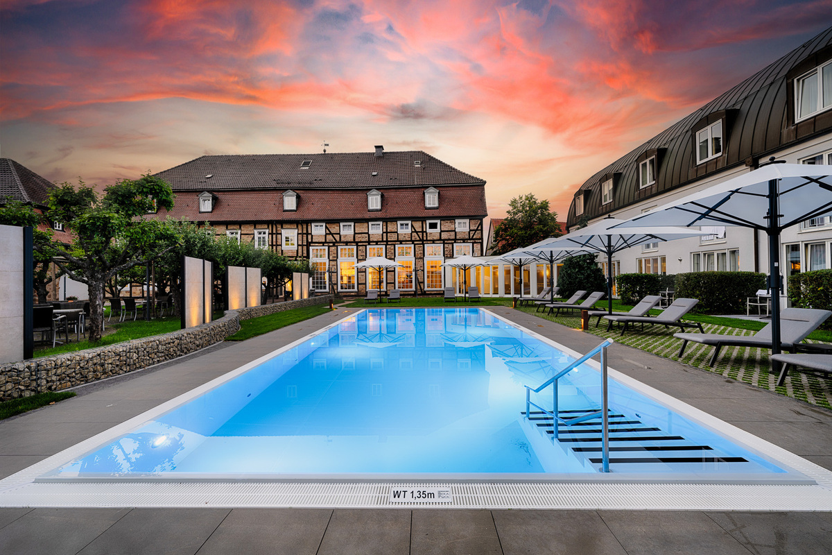 Außenpool des Welcome Hotel Bad Arolsen bei Sonnenuntergang
