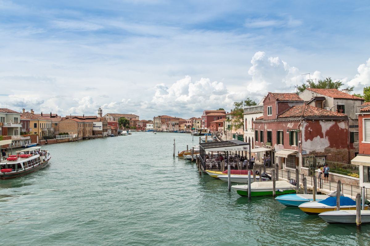 Venedig mit seinen Kanälen, bunten Häusern und Booten