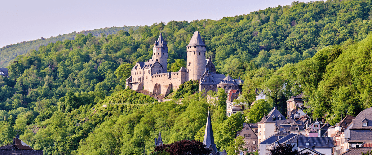die mächtige burg altena im sauerland