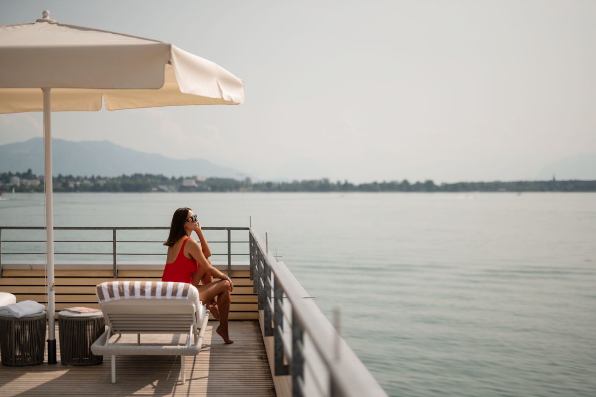 Seehotel am Kaiserstrand - Frau auf Terrasse vom Badehaus