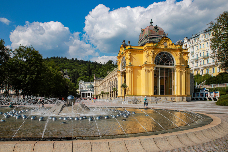 Die berühmten Kolonnaden in Marienbad mit Wasserspiel
