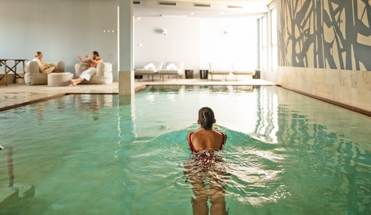 Seehotel am Kaiserstrand - Frau im Pool
