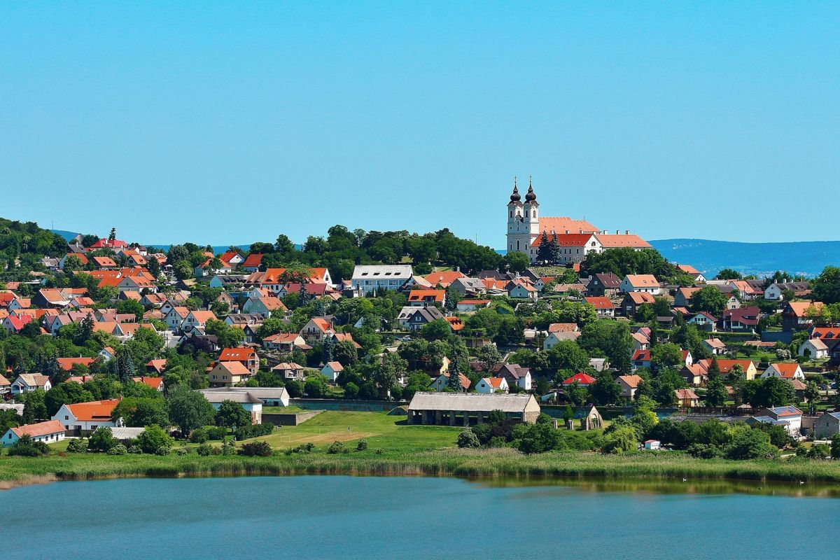Stadt mit Schloss am Balaton