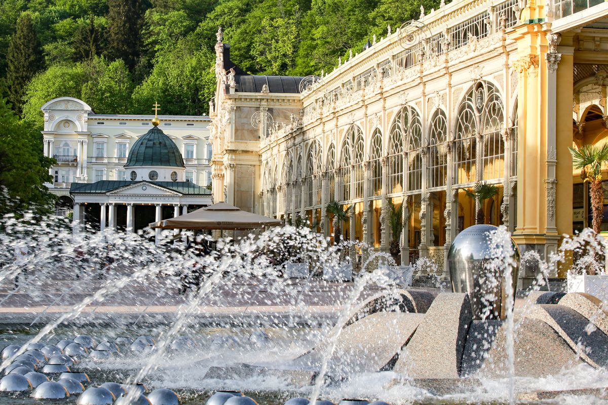 Singende Fontäne und Kolonnaden in Marienbad