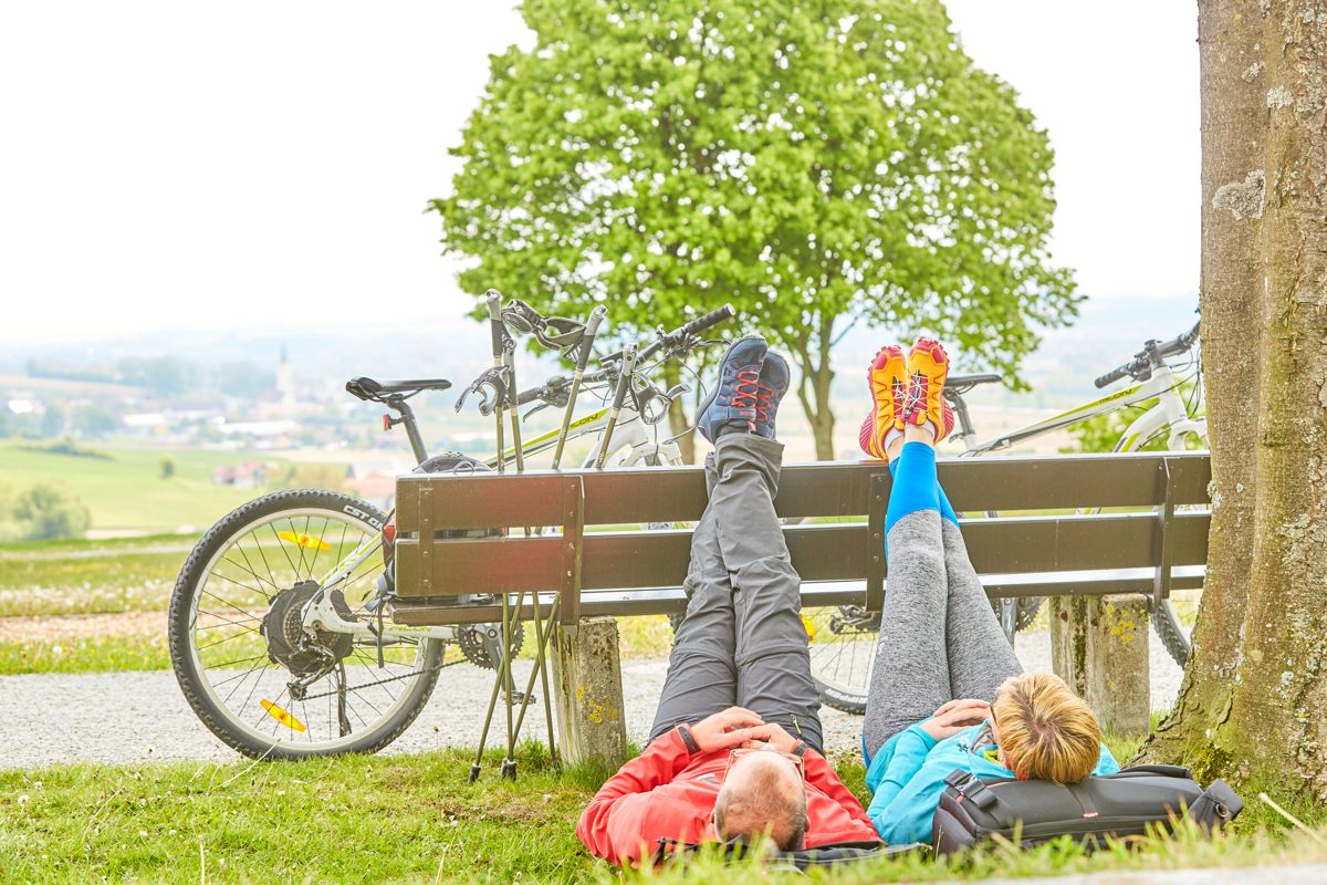 Paar macht Pause nach einer Radtour