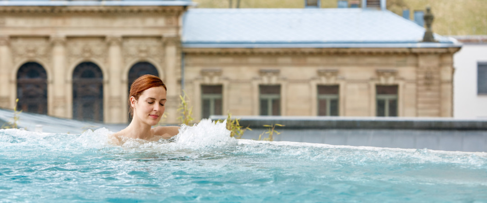 Frau beim baden im Palais Thermal Bad Wildbad