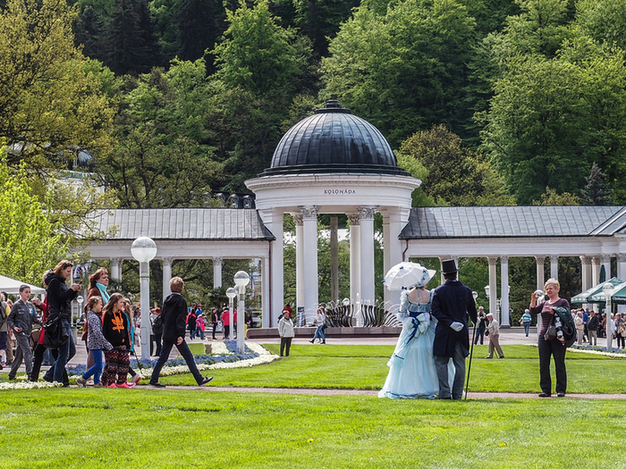 Pärchen flaniert in historischer Kleidung durch den Park