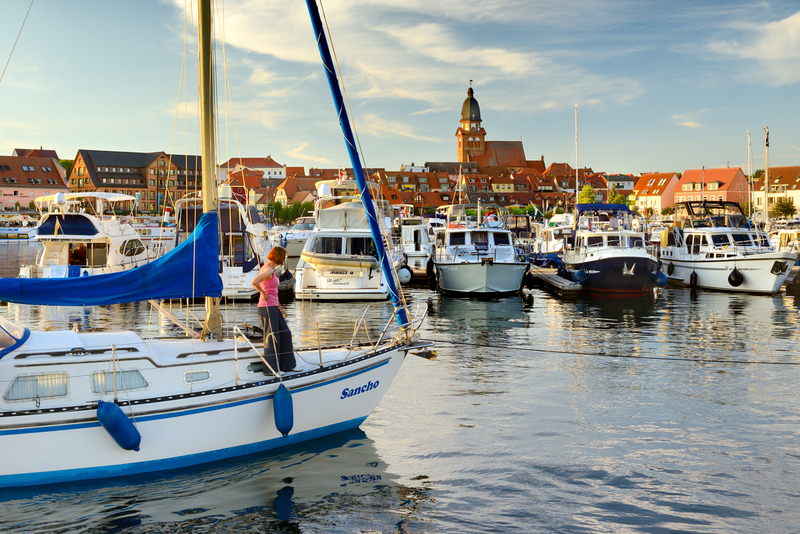 Segler kommen im Mueritzer Yachthafen an.