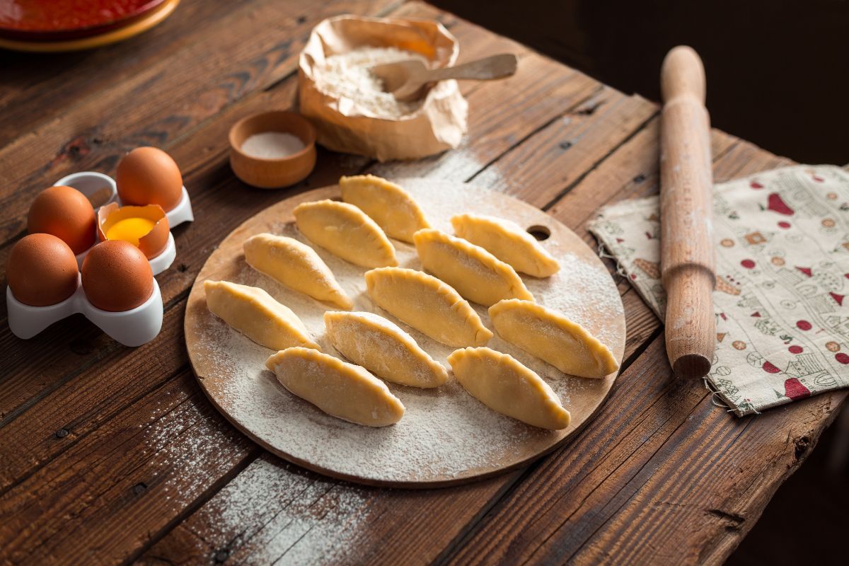 Hausgemachte gefüllte polnische Pieroggen