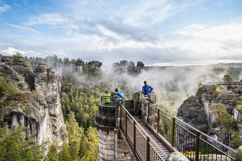 Wanderer auf Aussichtsplattform in der Sächsischen Schweiz